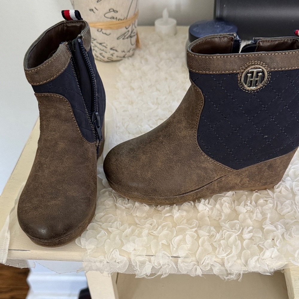 Tommy Hilfiger Kids Boots in Brown and Navy Size 11